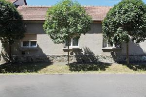 2 lakásos családi ház, garázzsal, melléképületekkel, Szombathelyen