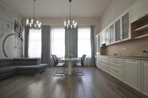 Szombathely Fő terén, impozáns megjelenésű lakás kiadó.