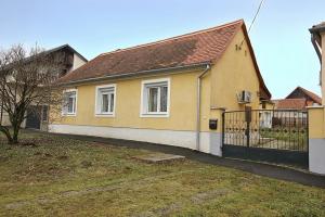 Karbantarott, igényes családi ház eladó, Nardán!