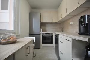 Igényesen felújított, bútorozott lakás eladó, liftes házban!