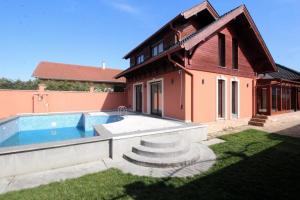 Kópházán, kertvárosi környezetben, medencés, modern családi ház eladó