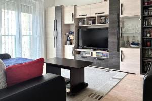 1.emeleti, tégla lakás eladó, befeketőknek!