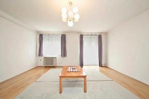 99 m2 alapterületű, 4 szobás lakás eladó, Szombathely belvárosában.